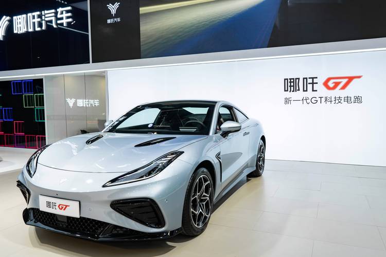 重庆266哪吒汽车在智能汽车领域的表现，领途汽车在新能源汽车市场中的影响力